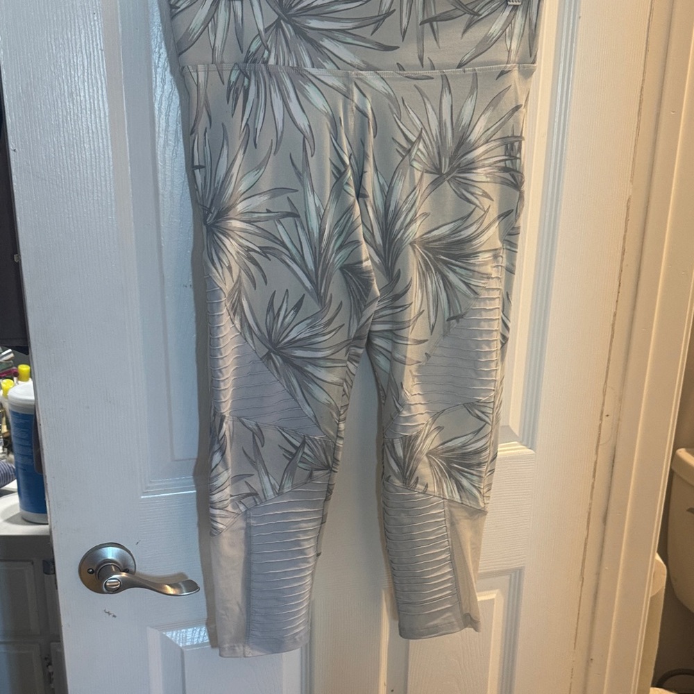 PINK Victoria's Secret Gray Leaf Print Leggings